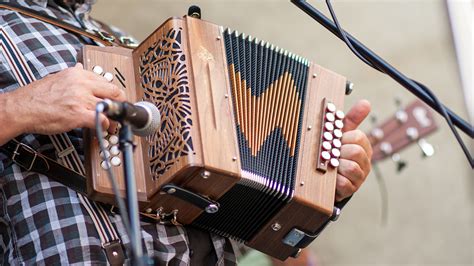  Kashmir – Un viaggio sonoro tra melodie epici ed assoli di chitarra fiammeggianti